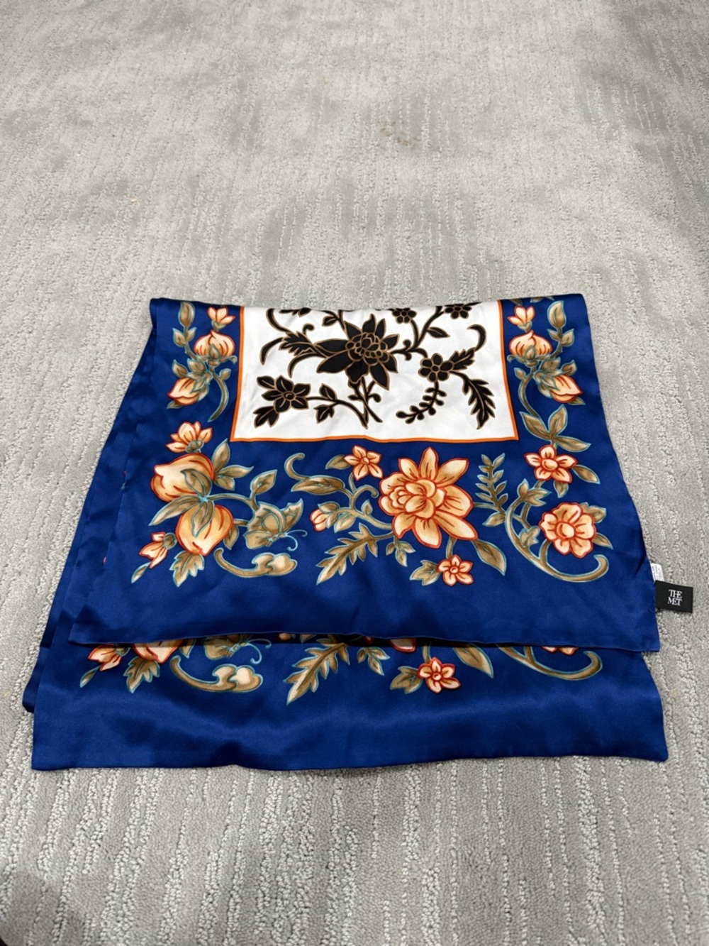 Metropolitan Museum of Art silk‎ scarf